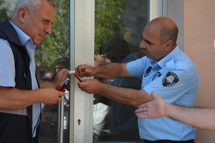 İlk Hamleyi VEDAŞ Yaptı: Elektriği Kesilen Tatvan Belediyesi, Dağıtım Şirketinin Binasını Mühürledi