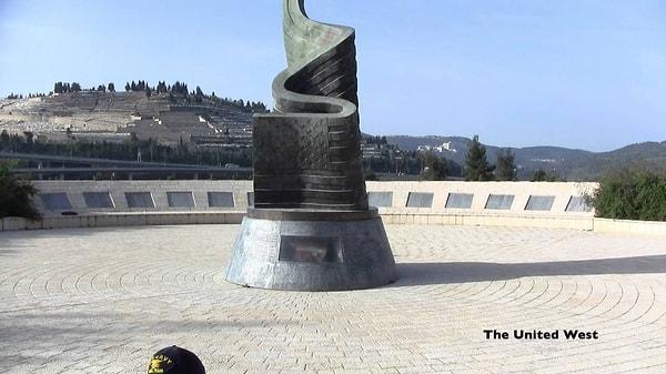 9. İsrail'deki 11 Eylül anıtı, İkiz Kuleler'in kalıntılarından yapılmıştır.