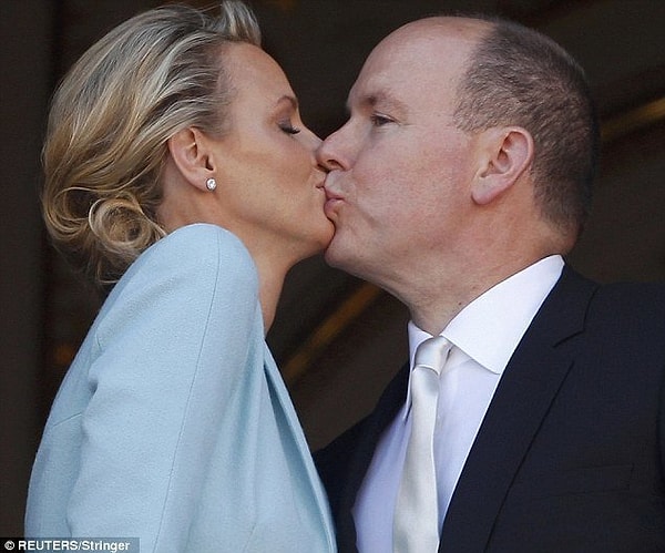 6. Поцелуй  "Мне неудобно целоваться на людях"