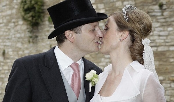 9. Неуклюжий поцелуй, когда жених немного промахнулся