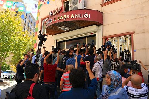 Oturma Eylemi Yapan Ailelere Tehdit İddiası: HDP Diyarbakır İl ve İlçe Örgütleri Hakkında Soruşturma