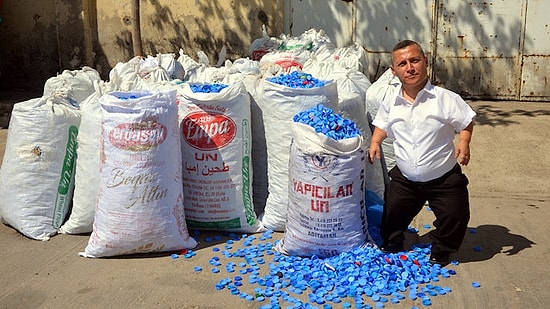 Emeğinize Sağlık: 2 Yıldır Topladığı Mavi Kapaklarla 400 Engelliyi Tekerlekli Sandalyeye Kavuşturan Oktay Uzunca