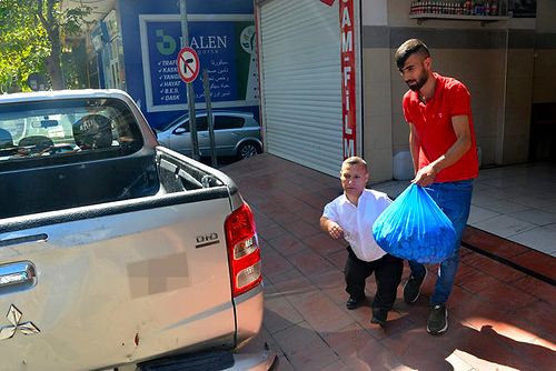 Emeğinize Sağlık: 2 Yıldır Topladığı Mavi Kapaklarla 400 Engelliyi Tekerlekli Sandalyeye Kavuşturan Oktay Uzunoğlu