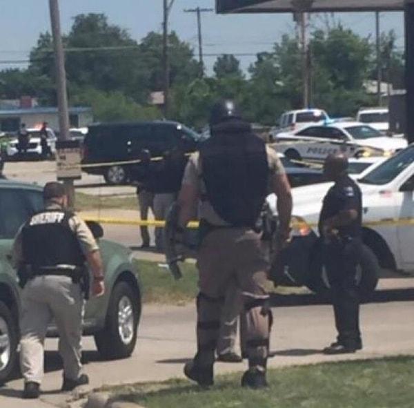 15. Tulsa Polis Merkezi'ndeki 2,05 metre ve 150 kilo olan polis memuru.