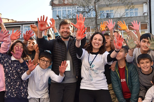 8. Türkiye'nin dört bir yanında bulunan 9 farklı topluluğuyla yaz-kış, gece-gündüz demeden SosyalBen Çocukları'nın yeteneklerini keşfetmeye ve geliştirmeye durmaksızın devam ediyor.