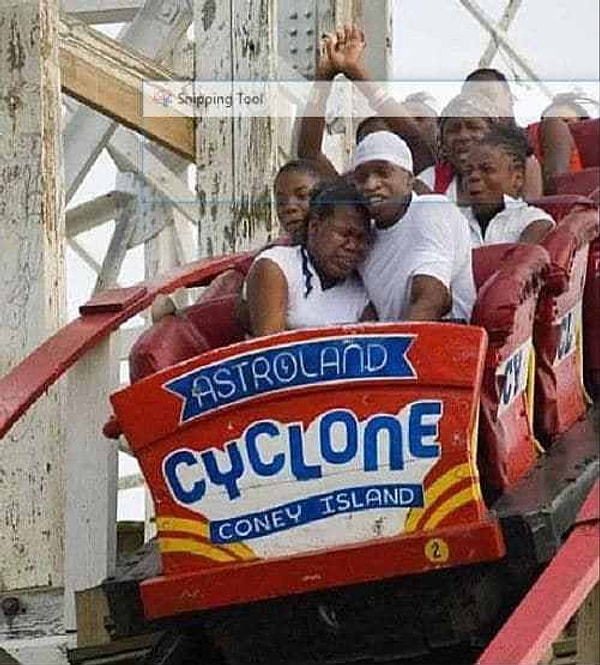 7. Переднее сиденье на горках было не лучшим решением в ее жизни.