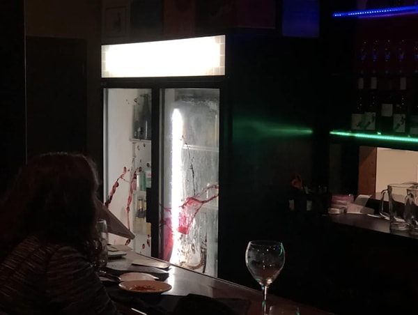 4. А этот бар хранит напитки в холодильнике, где похоже произошло убийство.