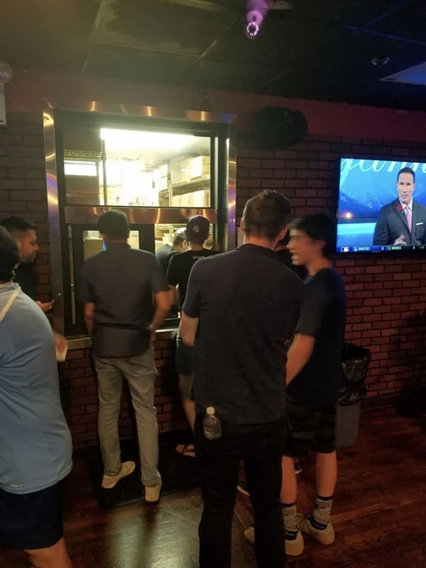 11. Этот бар установил окно заказа для Taco Bell, с которым он разделяет стену.