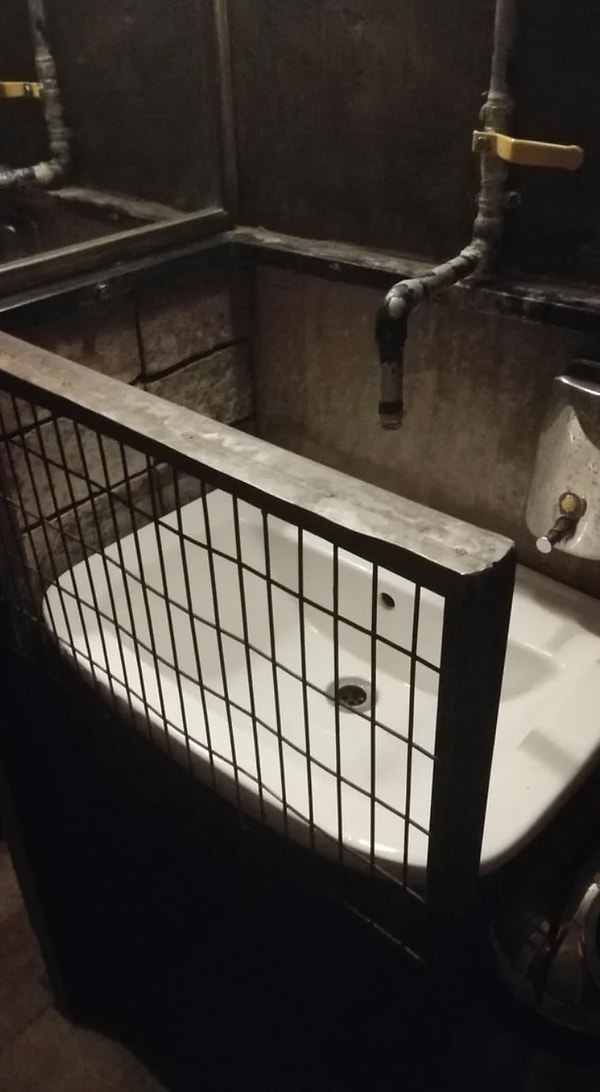 14. А раковина в этом баре бросает вызов всем желающим просто помыть руки.