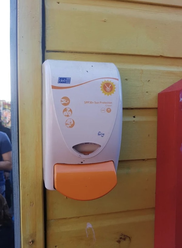 15. Этот бар на крыше поставил аппарат с бесплатным солнцезащитным кремом для тех, кому это может понадобиться.