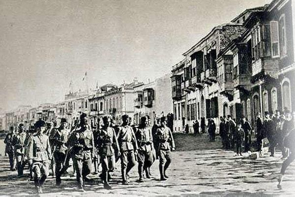 1922 - İzmir'in Kurtuluşu: Dumlupınar Meydan Muharebesi'nin kazanılmasının ardından Yunan Ordusu'nu önüne katan Türk Ordusu işgal altında bulunan İzmir'e girdi.