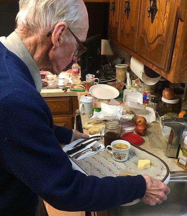 15. “92 yaşındaki büyükbabam, 91 yaşındaki büyükannemin akşam yemeğini her gece yatağına götürüyor.”