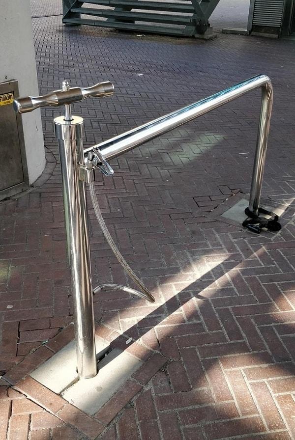13. Bisikletinizi bağlamanız içilen yerleştirilen bu çitin aynı zamanda tekerleklerinizi şişirmeniz için bir pompası var