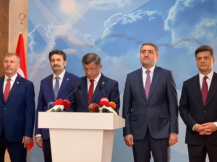 Davutoğlu Partiden İstifa Ettiğini Açıkladı: 'AK Parti’nin Türkiye’ye Çare Olma İmkan ve İhtimali Kalmamıştır'