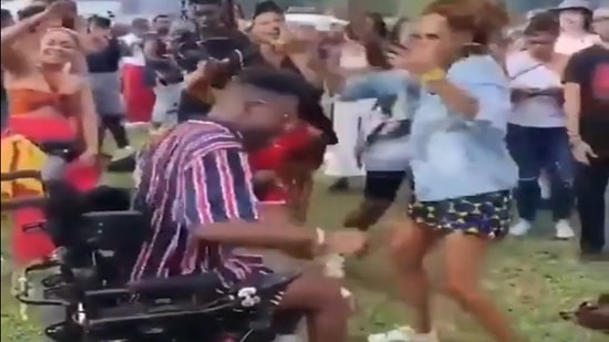 Tekerlekli Sandalyedeki Dansıyla Müzik Festivaline Damga Vuran Genç!