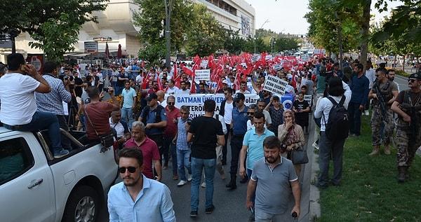Batman'da sivil toplum kuruluşları öncülüğünde düzenlenen yürüyüşte terör örgütü PKK'nın saldırıları protesto edildi