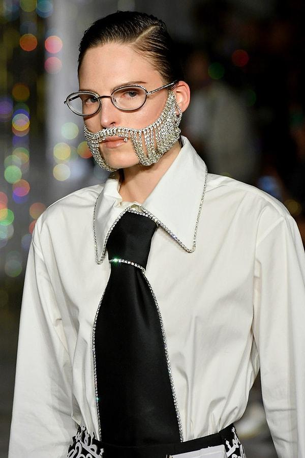 Geçtiğimiz hafta New York Moda Haftası'nda AREA markası da kristal taşlı takma sakallar kullanınca durumun ciddi olduğu anlaşıldı.