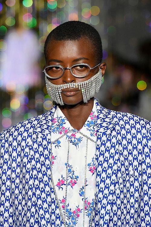 Moda Dünyasının Tuhaflık Sınırlarını Zorlayan Aksesuarlarına Bir Yenisi Eklendi: Kristal Taşlı Takma Sakallar