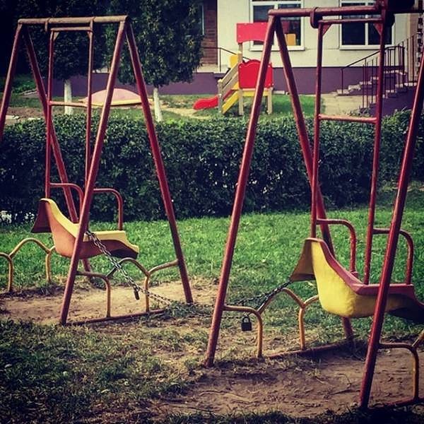 8. Когда во дворе живет любитель покачаться и жуткая жадина в одном лице