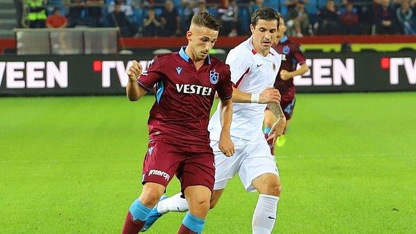 rabzonspor Teknik Direktörü Ünal Karaman, Gençlerbirliği maçına ligin 3. haftasındaki Fenerbahçe maçının 11'ine göre 2 farklı oyuncuyla sahaya çıktı.
