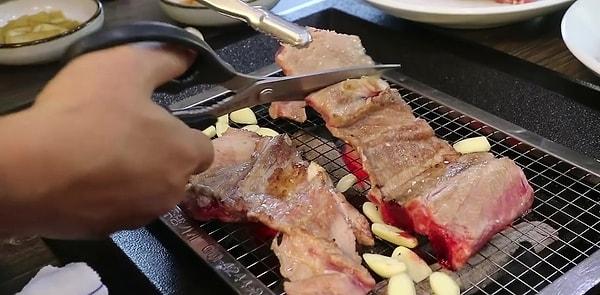 7. Koreliler et ve noodle gibi birçok yiyeceği kesmek için makas kullanıyorlar.