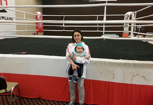 Başarılı bir Kickboks ve Muay Thai sporcusu Ülkü Naz, hem sporculuğu hem de çocuğuyla birlikte derslere girmesiyle gündeme gelmişti.