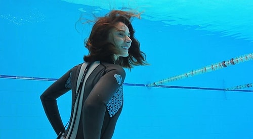 Su altında nefessiz şekilde 81 metre yürüyerek dünya rekoru kıran Bilge Çingigiray, rekor sırasında oğlunun desteğini de görmüş sporcu annelerimizden biri.