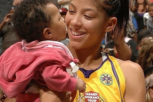 Basketbol severlerin yakından tanıdığı Candace Parker da hem annelik yapıp hem de kariyerinde emin adımlarla yürüyor.