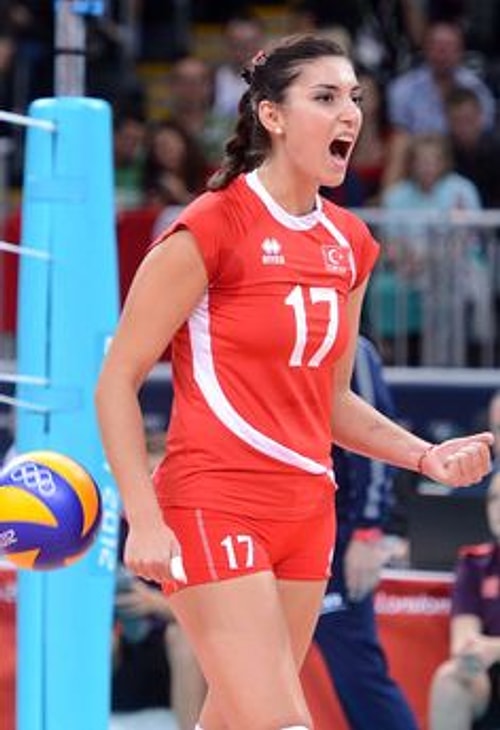 Türkiye'de voleybolu birçok insana sevdiren, genç kızların birer voleybolcu olmasında rol model olan Neslihan Demir, anne olduktan sonra da voleybola devam ederek hem anne olup hem de kariyerinde parlayabileceğini gösteren en güzel örneklerden biri.