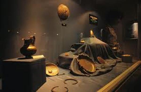 1993 - New York Metropolitan Müzesi, "Karun Hazinesi"ni Türkiye'ye geri göndermeye karar verdi.