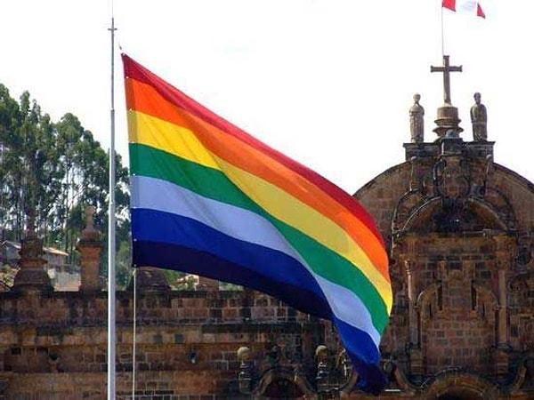7. Cusco, Peru'nun resmi bayrağı Inka geleneklerine olan bağlantısı dolayısıyla gökkuşağı bayrağıdır.