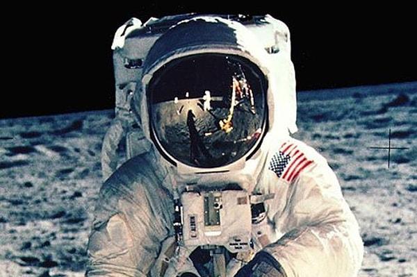 9. Uzayda uzun süre kalan astronotlar döndükten sonra aylar geçse bile hala sanki yer çekimsiz ortamdaymışçasına süzülmelerini bekleyerek nesneleri birden ellerinden bırakmaya devam edebilirler.