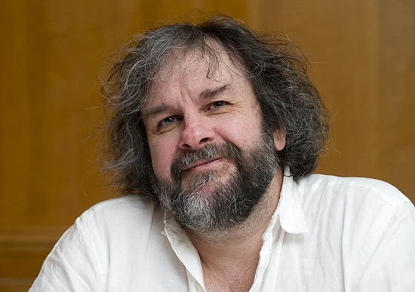 Peter Jackson, projeye tam olarak dahil olmayacağını ancak istenmesi durumunda ekibe yardım edebileceğini söyledi.