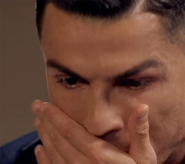 Röportaj sırasında, Ronaldo'ya vefat etmiş babasının bir videosu izletildi. Videodan sonra gözyaşlarını tutamadı.