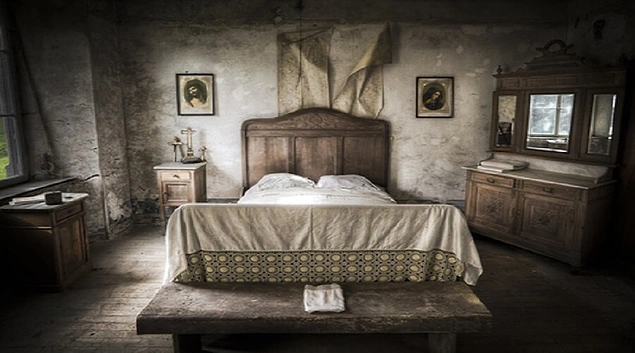 Lavinia ve John'un işlettiği bu küçük otel, karı kocanın cinayet işleyebilmesi için özel olarak düzenlenmişti. Odalardan birinde yatağın özel bir mekanizması vardı ve bu mekanizma sayesinde yatağın altı açılarak, kurban aşağıdaki gizli odaya düşürülüyordu.
