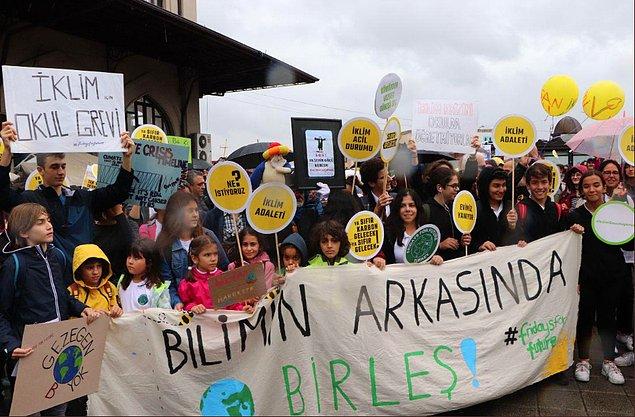 İstanbul'da Kadıköy rıhtımda buluşan genç aktivistler, pankartları ile iklim değişikliğine dikkat çekti.