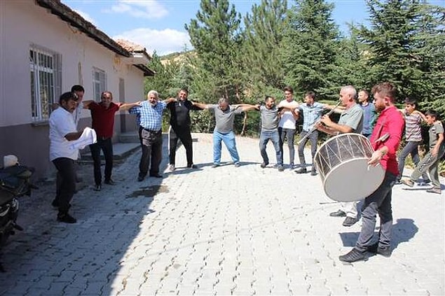 Köy muhtarı Mehmet Demirci, AA muhabirine yaptığı açıklamada, köylerinde 2013 yılından bu yana cep telefonu kullanabildiklerini ancak internete erişim sağlanamadığını söyledi.