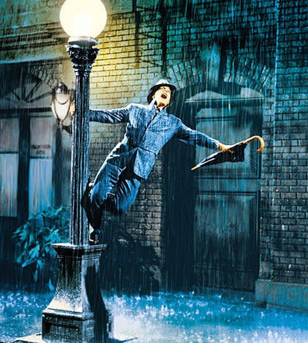 13. Джин Келли снимал заглавный номер "Поющие под дождём" с температурой под 40 градусов