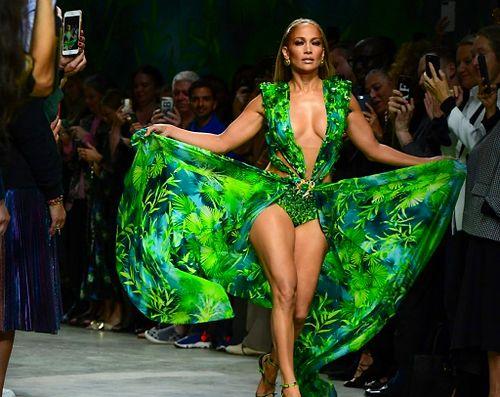 19 Yıl, Aynı Elbise, Aynı J.Lo! Jennifer Lopez Yıllar Sonra İkonik Yeşil Elbisesiyle Podyumu Salladı