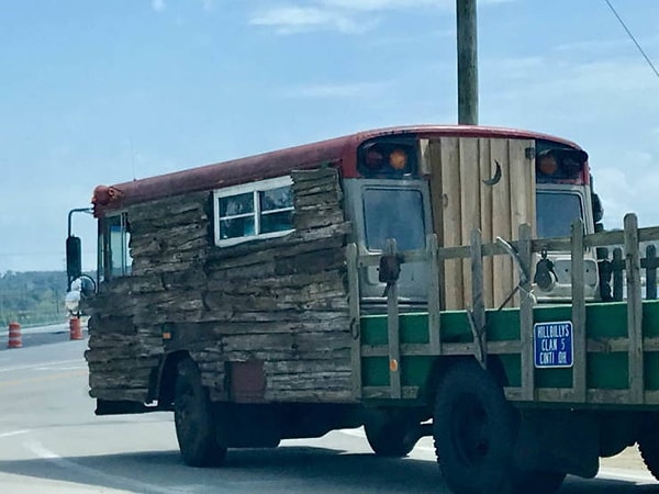 6. Когда всегда мечтал об избушке, но у тебя есть только грузовик