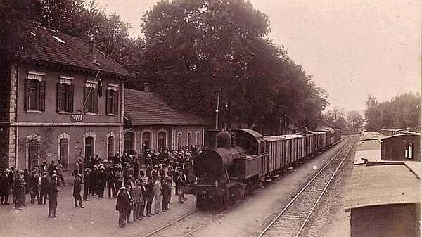 1856 - İzmir-Aydın hattı demiryolu imtiyazı, bir İngiliz şirketine verildi. 1866 yılında işletmeye açılan 612 kilometrelik demiryolu hattının imtiyazı 15 Ekim 1950'de dolacaktı. Ancak genç Cumhuriyetin hükümeti, bu hattı 30 Mayıs 1935'te satın aldı.