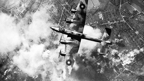 1940 - II. Dünya Savaşı içinde 129 İngiliz bombardıman uçağı Berlin'deki endüstriyel hedefleri bombaladı, ama sis sebebiyle bombaların 6'sı dışında hepsi boşa gitti.