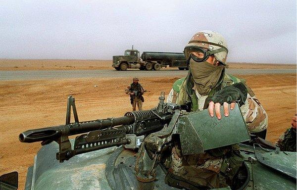 9. Körfez Savaşı sırasında Iraklıların açtığı uzun hendeklerle karşılaşan Amerikan güçleri, tanklara monte edilen mayın pulluklarını ve savaşta kullanılan iş makinelerini kullanarak Iraklı askerleri yarıp geçmiş ve canlı canlı gömmüşlerdir.