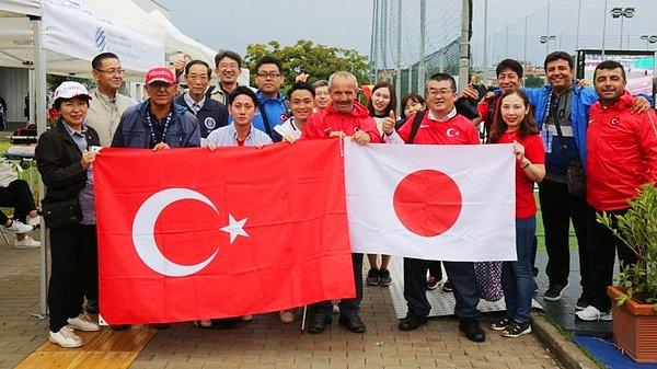 Milli takımı desteklemek için Japonya'dan gelen Honju Belediye Başkanı Yoshida Shinge ve 30 kadar Japon taraftar da Sesi Görenler'i "Türkiye, Türkiye" tezahüratlarıyla destekledi.