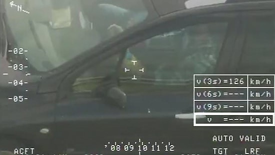 Yaklaşık 130 Km Hızla Giderken Direksiyonu Bırakıp Rubik Küpü Çözmeye Çalışan Sürücü!