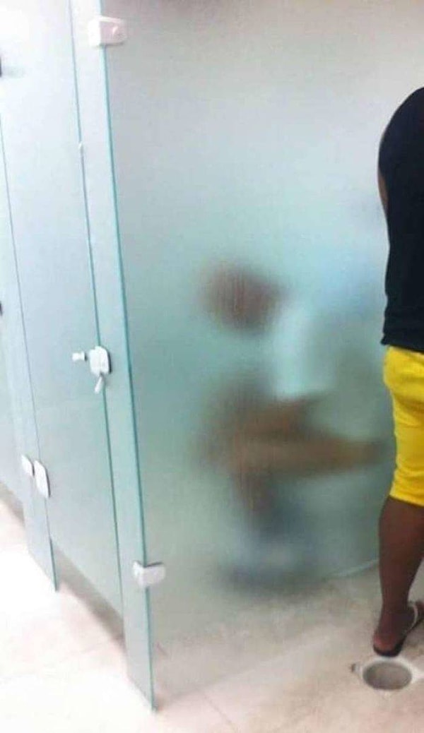 9. Полупрозрачные стёкла сохраняют интригу