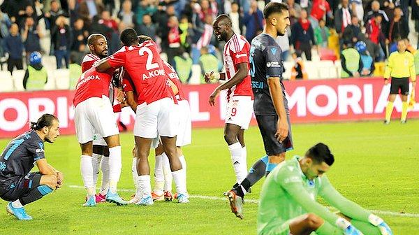 Bu galibiyetin ardından ev sahibi Demir Grup Sivasspor 8 puanla 4. sıraya yükselirken, konuk ekip Trabzonspor 6 puanla 9. sırada kendisine yer buldu.