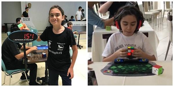 Ahmet Çınar Ablak, 10 yaşında ilk Rubik Küpü ile tanıştı ve 1 yıl gibi kısa bir sürede turnuvalara katılmaya başladı, 11'den fazla turnuvada yer aldı.