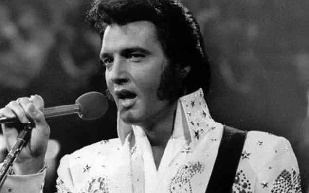 Elvis Presley'in ölümü kalp yetmezliği olarak açıklandı. Kimilerine göre hala yaşıyor o, ölmedi.
