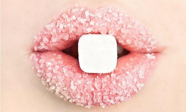 10. Dudaklarınızı şekerle temizleyin.